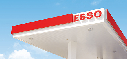 Le toit d'une station Esso en face d'un ciel bleu