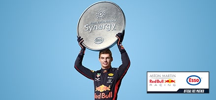 Max Verstappen en uniforme officiel brandissant le logo Synergy