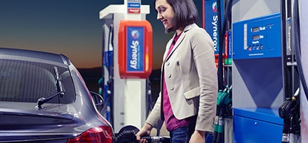 Ein Mann tankt an einer Esso Tankstelle